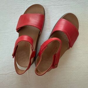Vionic Women's Awaken Ankle Straps  Sandal. Size US 8 . Color Red